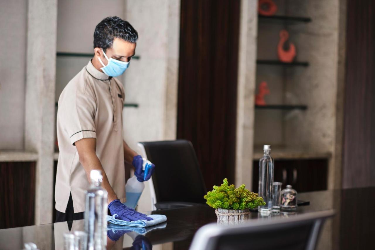 昌迪加尔凯悦酒店 Chandīgarh 外观 照片 A hotel employee wearing a mask and gloves