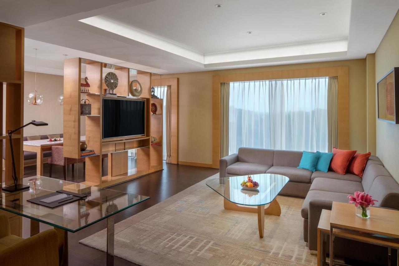 昌迪加尔凯悦酒店 Chandīgarh 外观 照片 A living room in a suite at the hotel