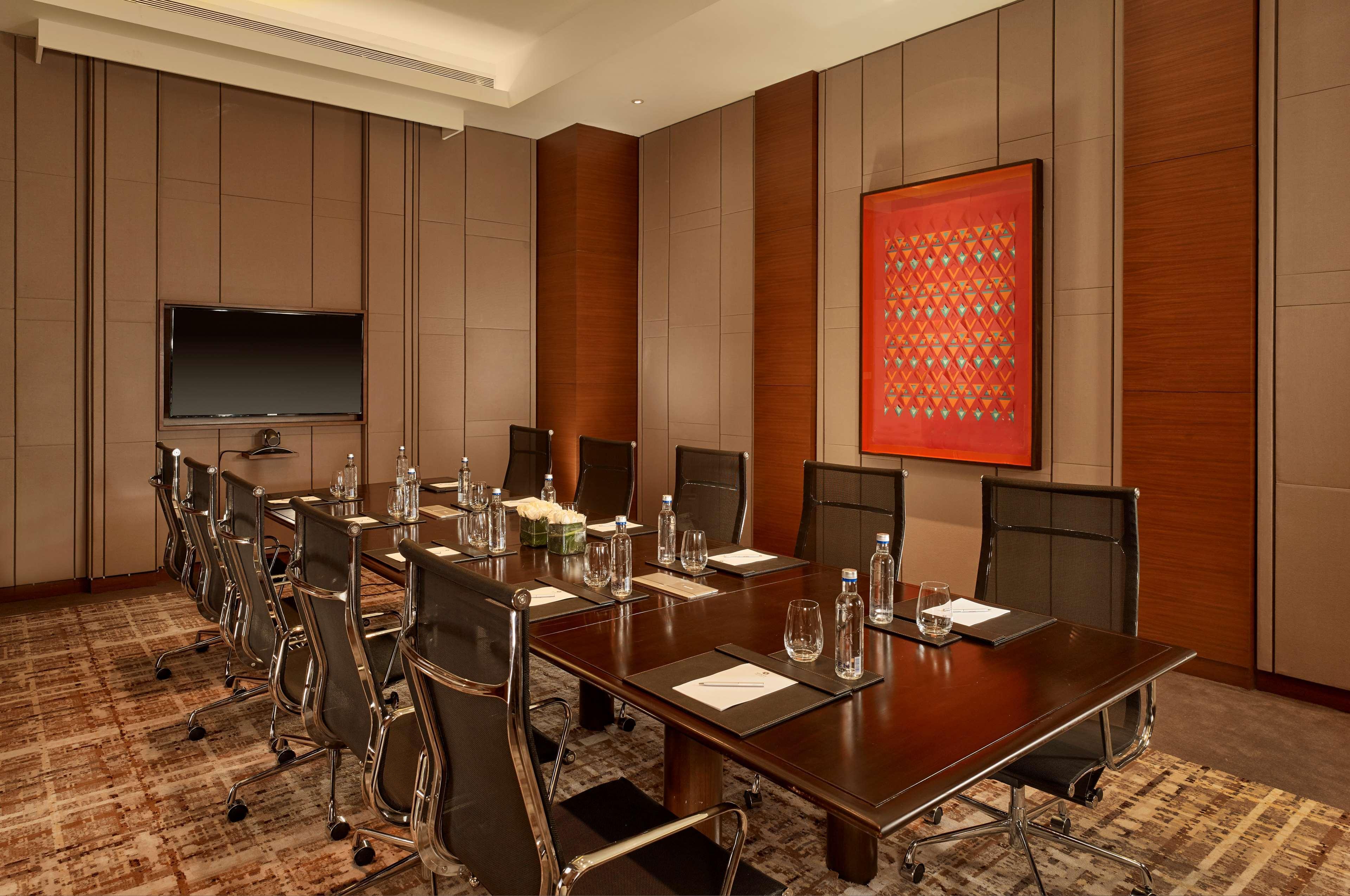 昌迪加尔凯悦酒店 Chandīgarh 外观 照片 A boardroom at the Taj Mahal Palace, Mumbai, India