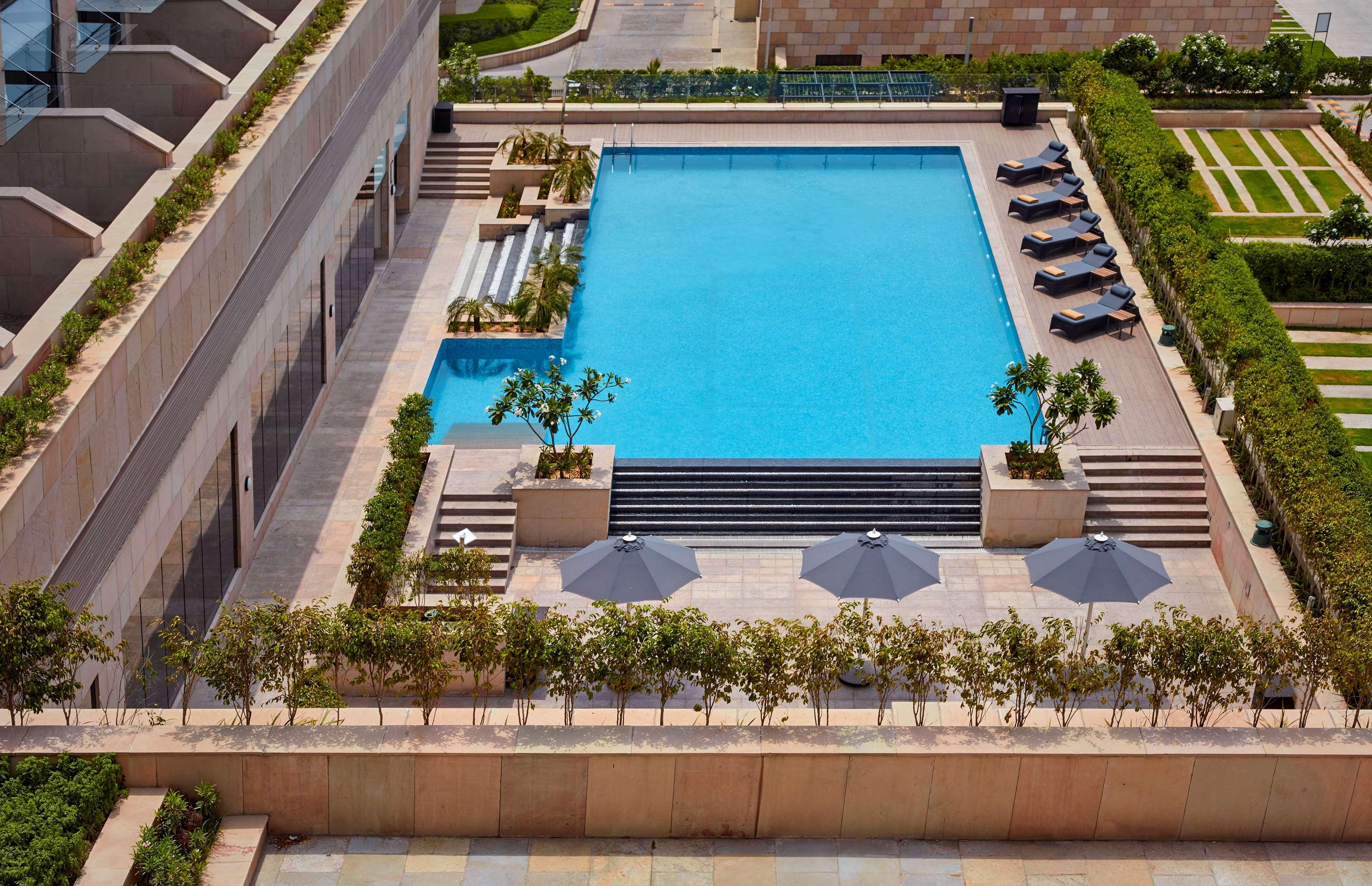 昌迪加尔凯悦酒店 Chandīgarh 外观 照片 The swimming pool at the hotel
